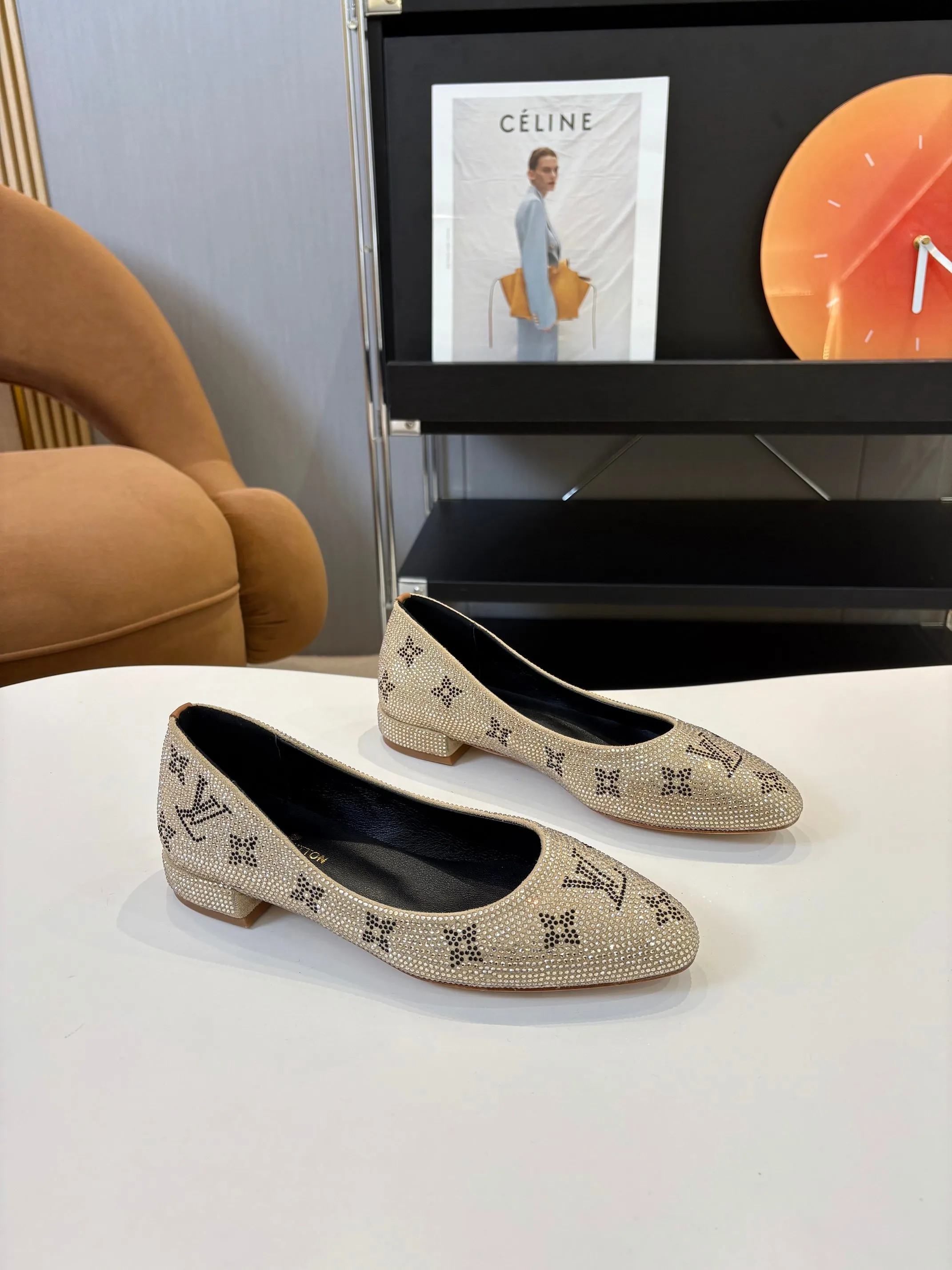 👟👟Ex-factory price 520👟👟 Louis Vuitton Louis Vuitton, 2025 flat shoes, modern and fashionable in one! Meet love when you turn a corner, release a strong aura like a queen, and capture everyone's attention instantly! Fabric: LV classic presbyopia + glittering diamonds + Yang Jing Lining/foot pads: imported lambskin leather outsole Size number: 35-41